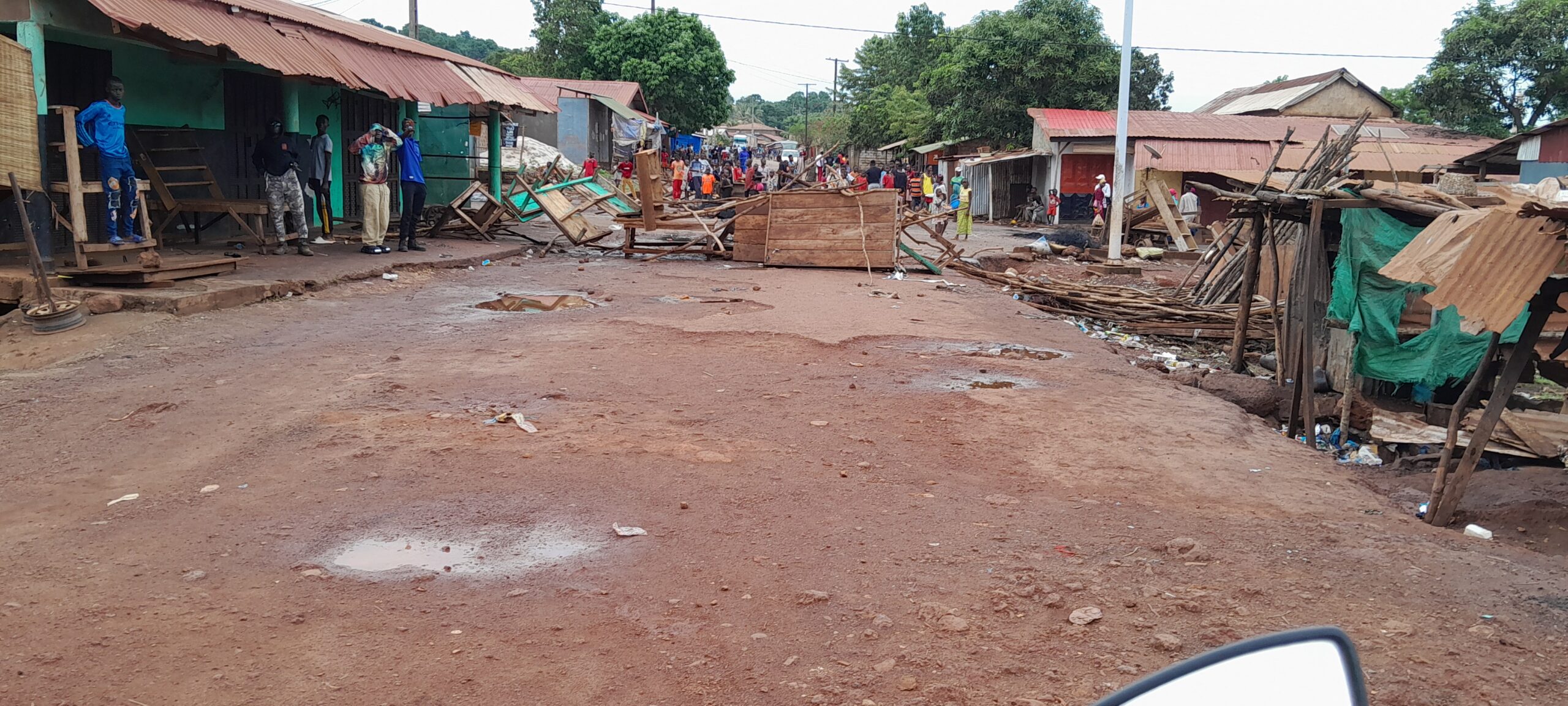 Boké-Délestage: Des barricades à la rentrée principale du marché hangar