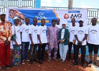 Boké-Humanitaire : L’ONG Main tendue offre plus de 500 vêtements neufs et denrées alimentaires aux orphelins