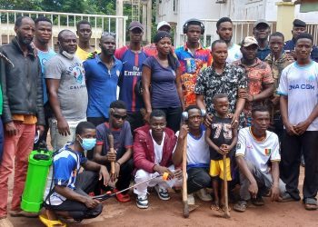 Boké – Assainissement : Le domicile du Gouverneur de région assaini par l’Association des Jeunes Artistes de Kakandé 