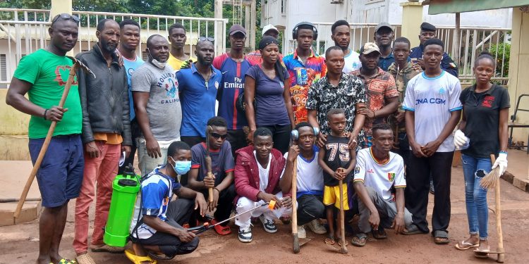 Boké – Assainissement : Le domicile du Gouverneur de région assaini par l’Association des Jeunes Artistes de Kakandé