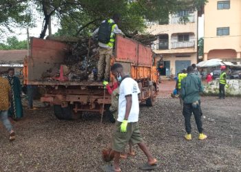 Boké – Assainissement : les autorités communales se mobilisent aux côtés de la population pour assainir la place des Martyrs et d’autres lieux publics de la ville