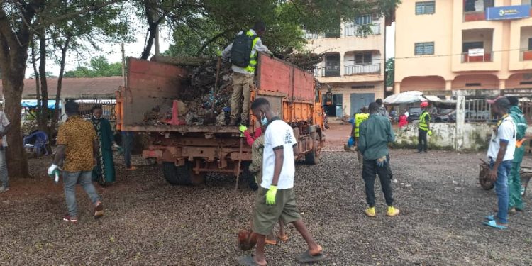 Boké – Assainissement : les autorités communales se mobilisent aux côtés de la population pour assainir la place des Martyrs et d’autres lieux publics de la ville