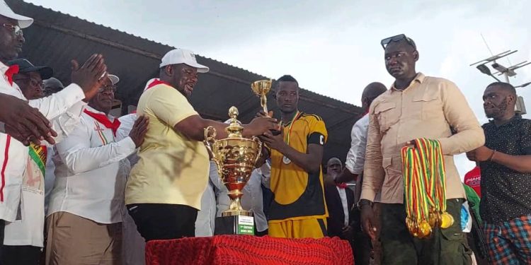 Boké – Football : L’équipe de Boké bat Boffa et remporte le trophée du tournoi Mamadi Doumbouya