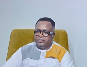 DR DAVID MAKONGO : UN LEADER D’EXCEPTION CÉLÉBRÉ À L’INTERNATIONAL  Une personnalité internationale de premier plan du secteur minier a publiquement salué le leadership exceptionnel du Dr David Makongo, le qualifiant d’« homme du peuple » pour son engagement remarquable tant dans l’industrie minière que dans l’humanitaire.  Le Dr David Makongo, président de Makongo & African Partners Ltd, est reconnu pour son impact significatif en Afrique, non seulement dans le domaine des ressources naturelles mais également à travers ses initiatives philanthropiques. Son influence va bien au-delà de l’industrie, touchant la vie de milliers de personnes grâce à son dévouement à la cause humanitaire.  Une reconnaissance de haut niveau  Dans un message poignant, Y.N. Gupta, président de Nebuta Natural Energy Pvt Ltd, a exprimé son admiration pour le Dr Makongo :  « Cher Dr David Makongo,  Cela fait quelques années que nous nous sommes rencontrés à Miami, mais votre remarquable héritage m’est resté. Vos efforts inlassables pour impulser un changement positif en Afrique, associés à votre leadership exceptionnel dans le secteur minier, sont une véritable source d’inspiration.  Votre action philanthropique, notamment par le biais de l’association caritative Makongo Family, a eu un impact tangible sur la vie d’innombrables personnes. Votre dévouement à l’autonomisation des populations vulnérables, à la promotion de l’éducation, des soins de santé et du développement économique, est un exemple éclatant de compassion et d’engagement.  Je suis reconnaissant de l’opportunité qui m’a été donnée de vous rencontrer et d’en apprendre davantage sur votre remarquable parcours. Sachez que votre travail continue d’inspirer et de motiver les autres à viser l’excellence.  Cordialement, Y.N. Gupta Président, Nebuta Natural Energy Pvt Ltd Exportateur et importateur, Bauxite et alumine.»  Un modèle de résilience et d’engagement  Le Dr David Makongo incarne la vision et la persévérance, deux qualités essentielles à tout leader soucieux d’apporter un changement durable. Son action en faveur du développement en Afrique fait de lui une figure emblématique, admirée bien au-delà des frontières.  S’il y a une leçon à retenir de cette reconnaissance internationale, c’est qu’aucun prophète n’est jamais connu dans son pays. Pourtant, le Dr David Makongo demeure une légende et un don précieux pour le peuple guinéen et africain. Qu’on l’aime ou qu’on le déteste, son héritage perdure !