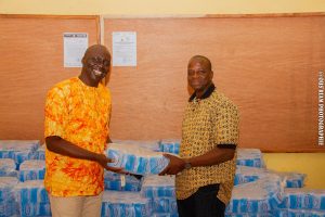 Boké – Marche de rassemblement : Mohamed Bangoura ancien DG de l’AINAIM offre 400 paquets d’eau à la préfecture