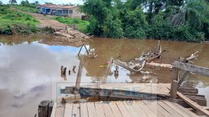 Boké – Société : L’unique pont reliant le quartier Lambanyi aux autres secteurs emporté par les eaux