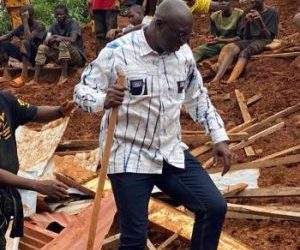 Manéah : Un éboulement nocturne fait des victimes, le Ministre des Infrastructures sur les lieux