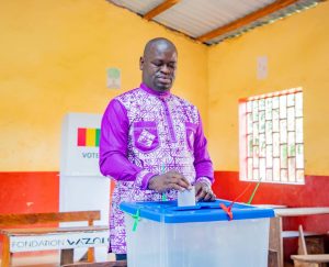 Boké-Vote référendaire: Le Secrétaire général du Ministère de l’Enseignement Supérieur, Dr Facinet Conté vote à Correrah