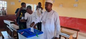 Boké-Référendum du 21 Septembre: Le Ministre Mohamed Lamine Sy Savané accompli son devoir civique, à Correrah, sa ville natale