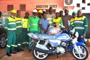 Kamsar – La Direction Générale de SONEB offre une moto au représentant syndical de son entreprise