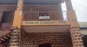 Boké – Éducation : L’Association des anciens élèves offre un forage et des latrines à l’école primaire du Centre